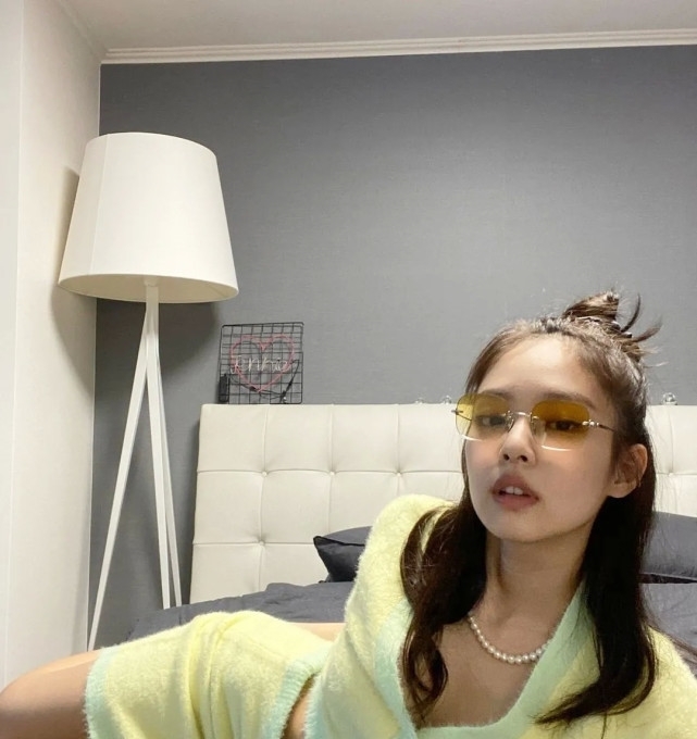 针织开衫过时？这三款简直不要太时髦