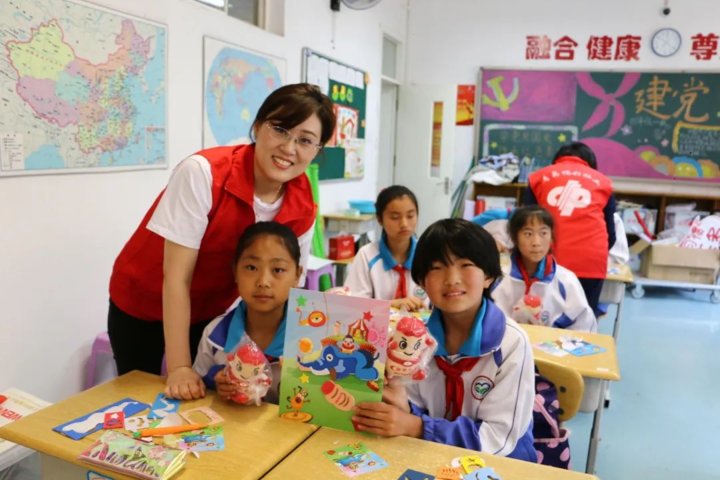 青岛市中心聋校|青岛福彩走进青岛市中心聋校 送奖送书送爱心