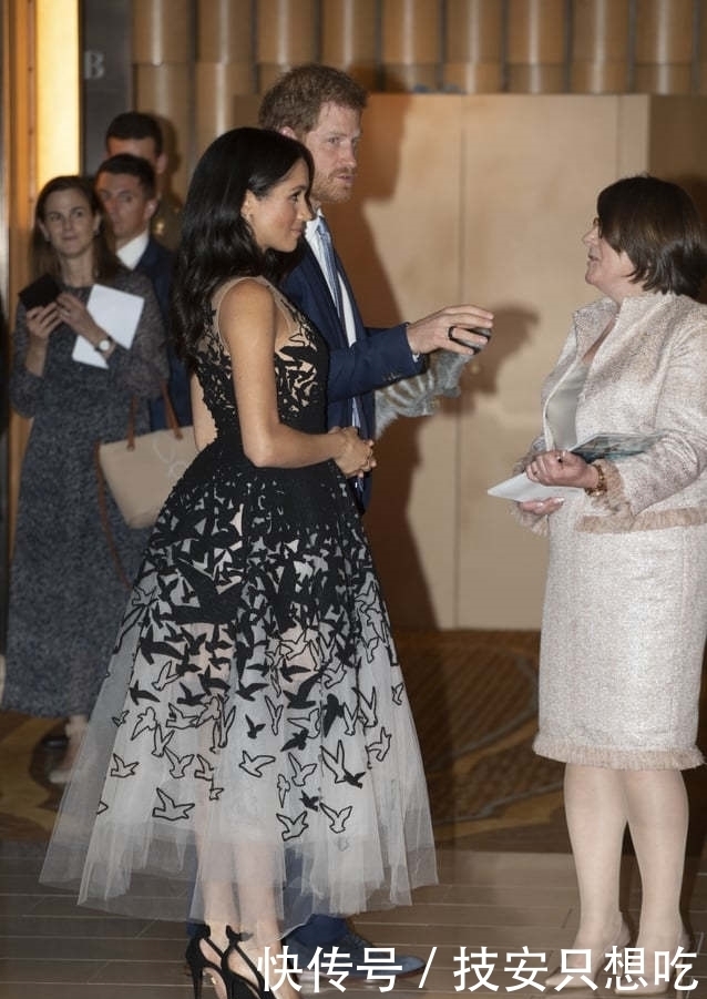 被西班牙王后高贵气质折服!7百块格子半裙穿得像7千块,秒售罄