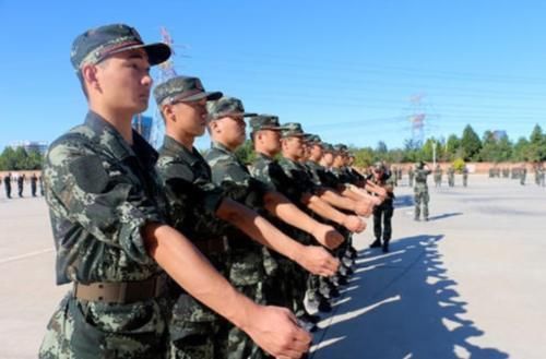 俯卧撑|军人一分钟做多少俯卧撑，才达到合格水平？别小瞧了这个数