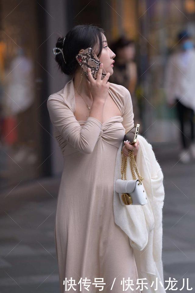 时尚女孩 连衣裙不再过时,搭配“U领设计”,时尚性感又显高