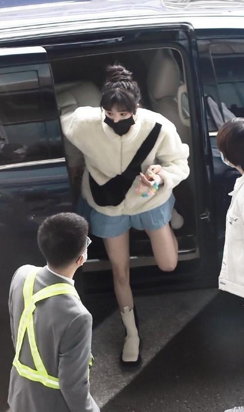 美背 曹格11岁女儿太着急长大,浓妆艳抹还大秀美背,丝毫没有孩子样