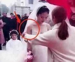 “冰冻新娘”走红,双手冻得发紫还面带微笑,网友:结婚真不容易