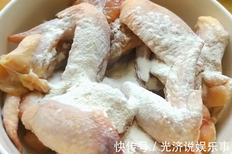 新吃法|1分钟学会鸡翅新吃法，外酥里嫩，肉嫩多汁，端上桌大家抢着吃
