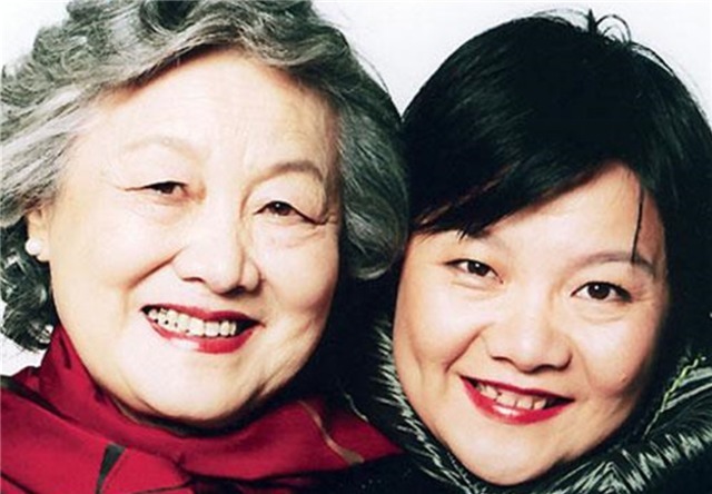 时尚$章含之:参加女儿洪晃的时尚活动,自己是全场唯一的时尚老太