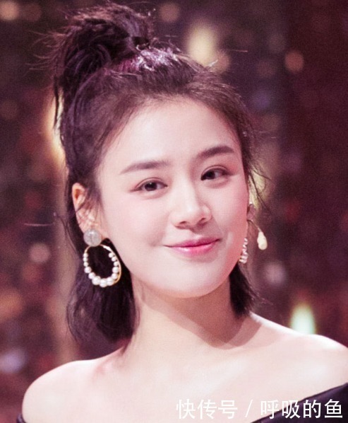 丸子头已经不实行了,今年流行苹果头,减龄显脸小