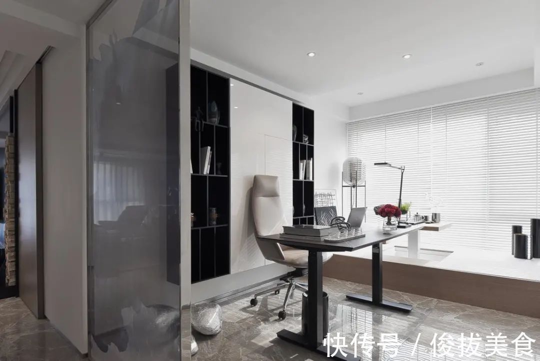 优雅|180㎡现代简约，卫生间用玻璃墙？设计太大胆！是否有点奔放？