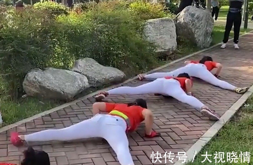 强身健体|场面壮观!陕西30多名大妈模仿动物爬行锻炼,网友:姿势像动物