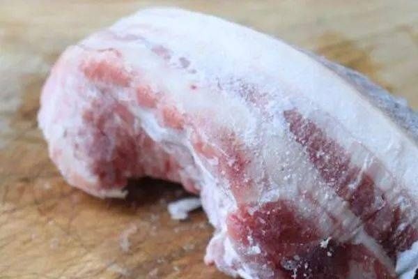 猪肉|冰箱里拿出来的肉,不要再用清水泡了,教你一招和新鲜的肉没区别