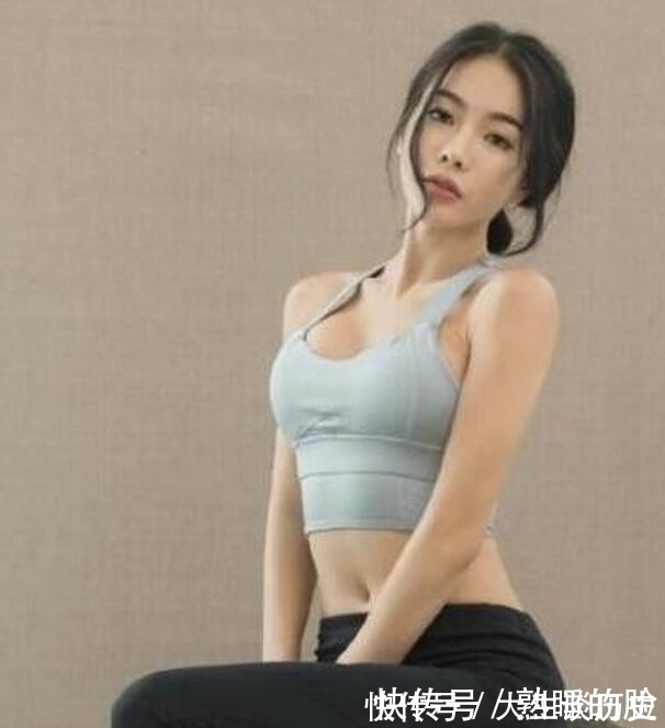 紧身打底裤小姐姐,轻松秀出完美曲线,很招人喜爱