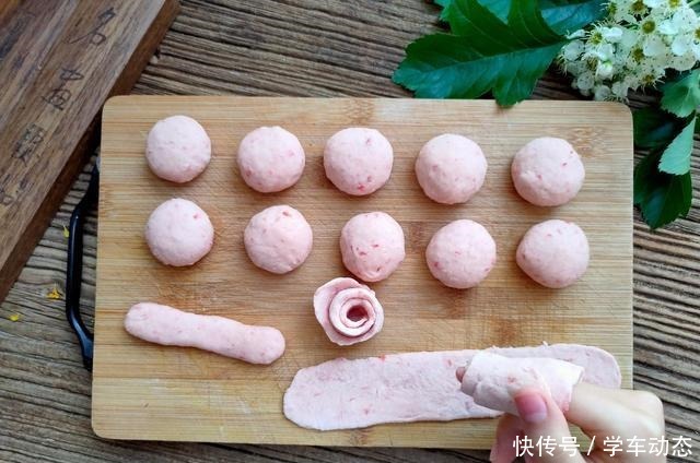 西红柿鸡蛋面,也可以做成花朵的模样,学会了送给她