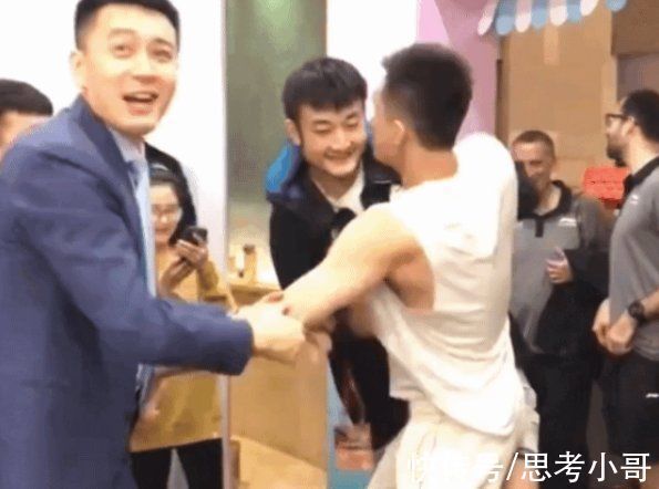 郭艾伦|郭艾伦被整蛊!杨鸣全程指挥,韩德君辅助,郭艾伦秒变“白无常”