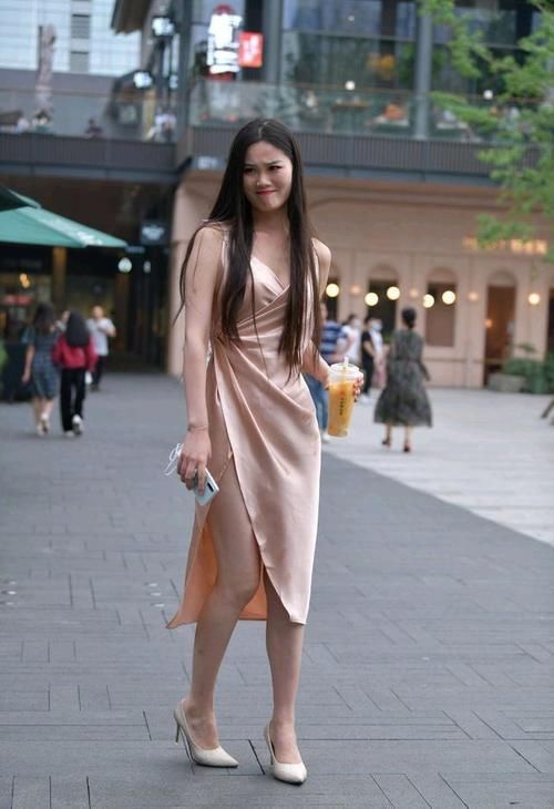 “阔太”都爱穿真丝吊带裙,高雅华贵,精美绝伦,太显身材!