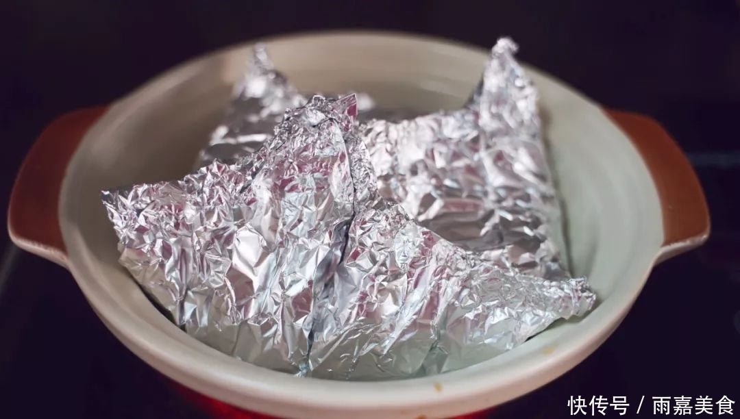  不愧是逛夜市必点小吃，香辣爽口，鲜美十足，好吃到舔壳！