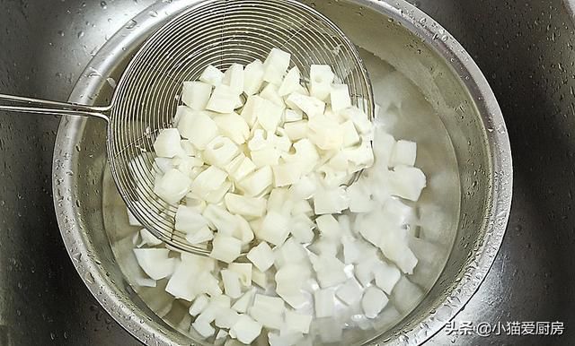 泡野山椒|天热藕就不要炖着吃了，简单切一下做成凉拌菜，酸甜微辣特好吃