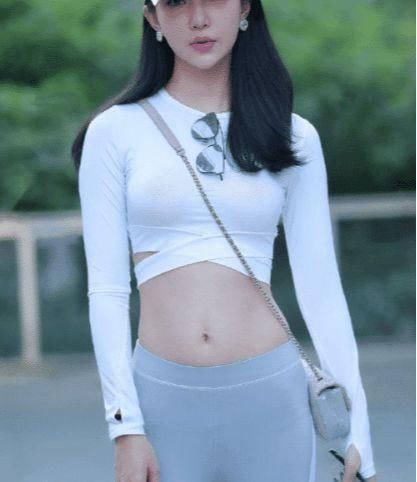 运动鞋 白色背心搭配灰色瑜伽裤, 穿着舒适, 还有吸汗作用