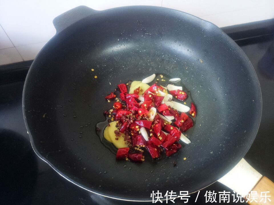 教你简版酸菜鱼做法,汤汁酸爽,鱼肉滑嫩,一次一锅都不够吃