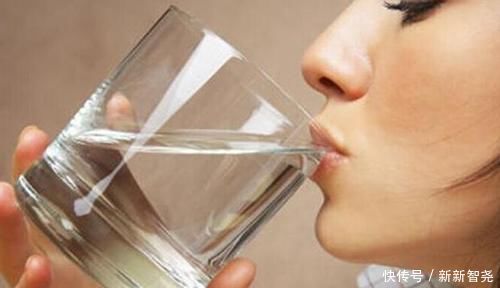 3个喝水习惯,可能肾脏并不“喜欢”,为了健康,尽量改掉吧