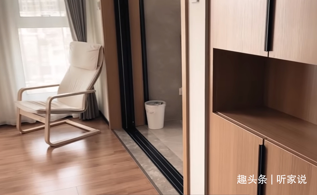 卫生间|母女二人住进空无一物的家里,坚持每日收拾,极简主义生活太干净