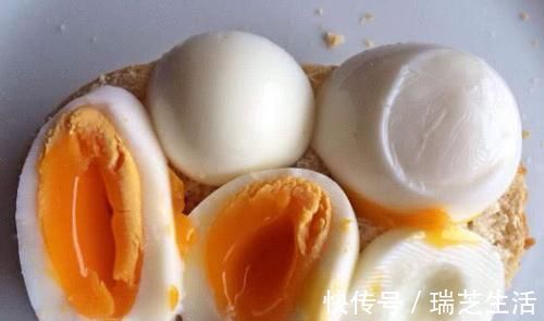 煮鸡蛋时，不要直接下锅煮！大厨教你一招，鸡蛋嫩滑特好剥壳