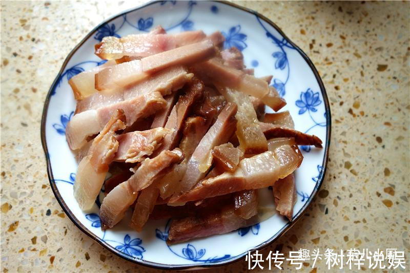 花菜别直接下锅炒,多一步,脆嫩可口,比肉还香,好吃又下饭