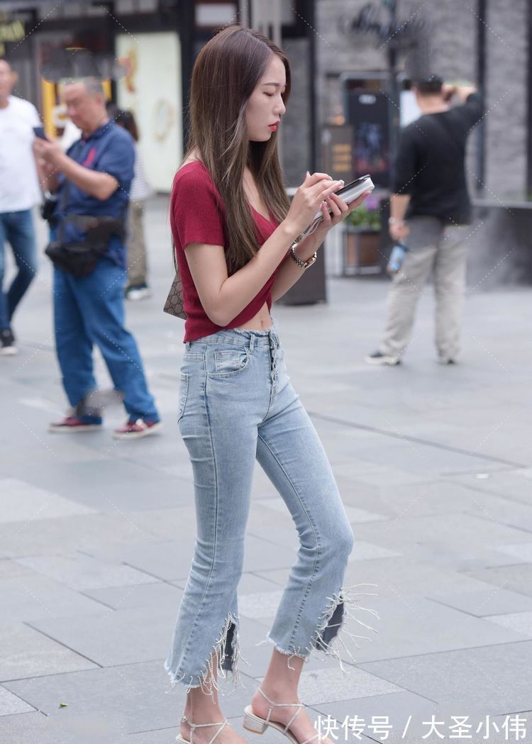 大长腿|美女街拍:青春朝气的连衣裙装扮更显别样的韵味,显得美腿修长,简约干练
