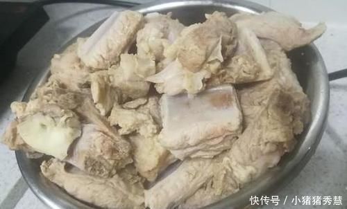 排骨焯水后又腥又柴?看完大厨的做法恍然大悟,原来是用错水了