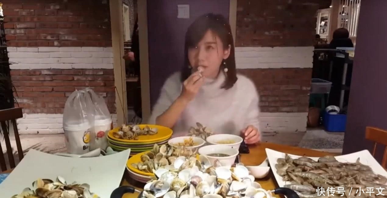 老板|密子君吃68元的自助,老板准备了一百斤虾,网友:真心机