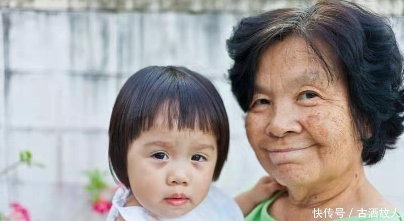 老人“假带娃”，宝宝遭罪又不会言语，年轻父母后悔没有早发现
