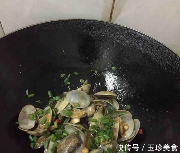 炒花甲怎么才能做出鲜味又没沙子?海边人教你正宗做法,巨赞!