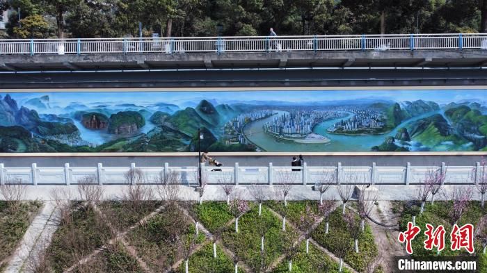 长江|360米长巨幅墙绘亮相重庆南滨路 展现长江之美