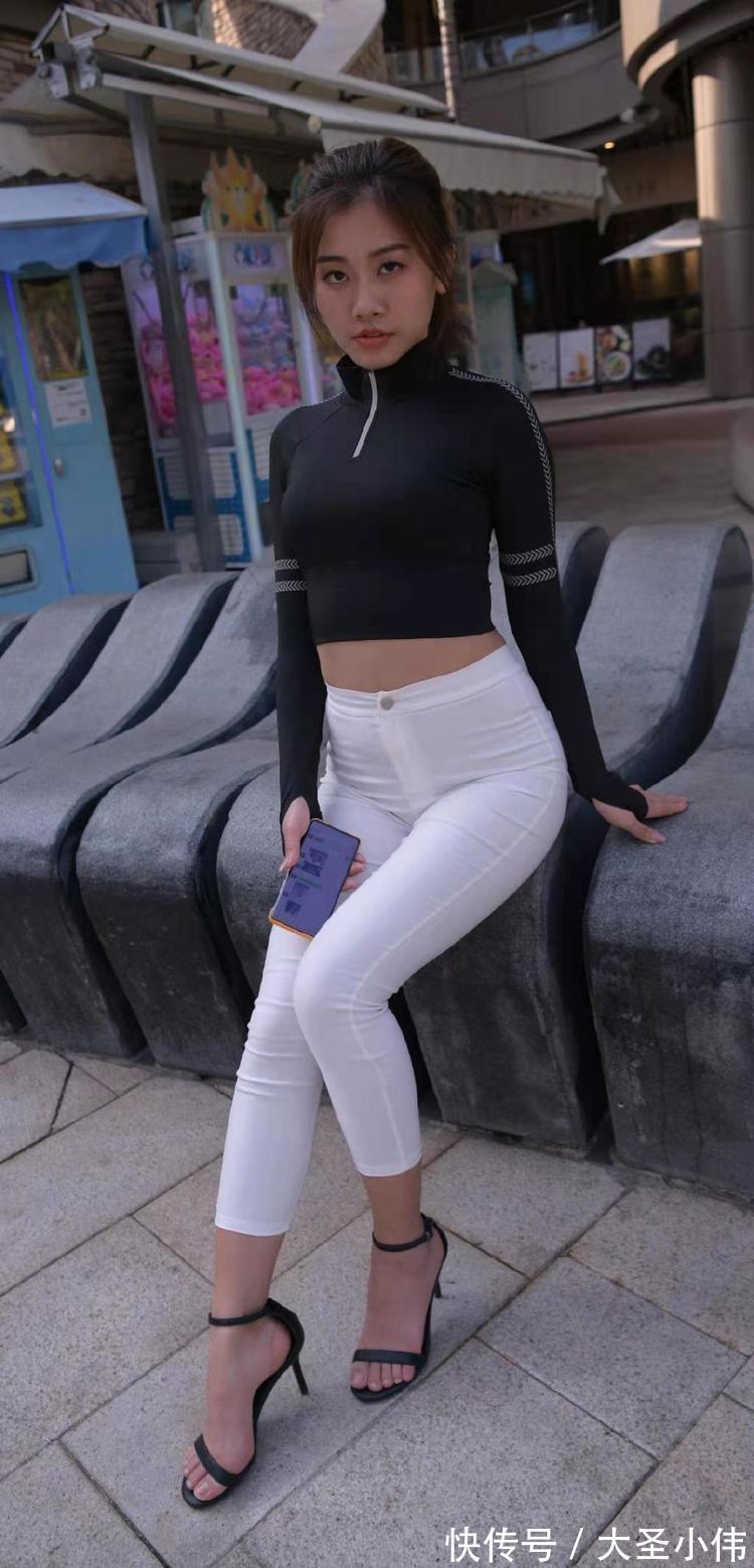 卡其色|美女街拍:卡其色的V领长袖T恤,这样打扮很休闲,但是秀出了高挑俏丽的身材