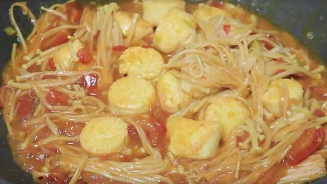 豆腐|豆腐搭配金针菇这样做,简单又美味,上桌家人都爱吃,给肉都不换