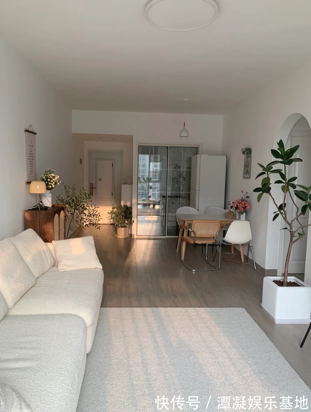 石膏线|她家全屋大白墙,不吊顶,不做石膏线,太干净舒适了,看着真舒服