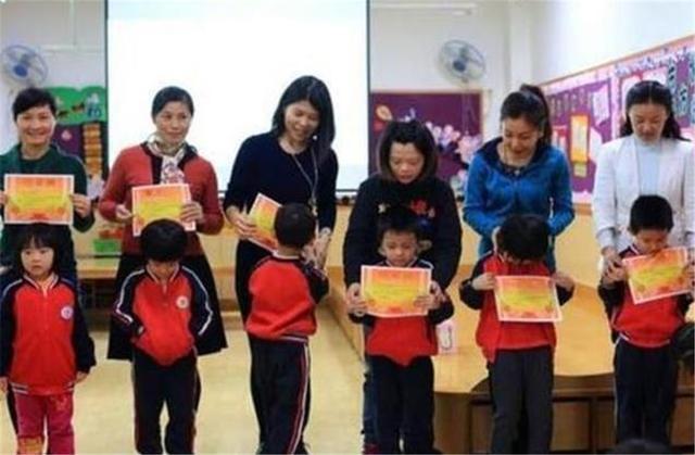 朋友圈|“没文化真可怕”,宝妈朋友圈晒孩子奖状被提醒,急忙羞愧删除