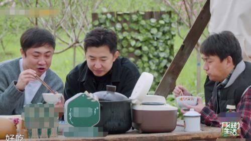 黃磊在大家吃飯時(shí)去洗澡,張藝興隨后做法太暖了,難怪師父疼他!