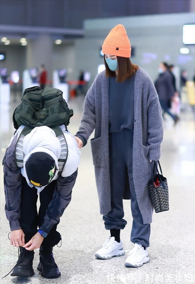 上下身|阿Sa果然是“时髦精”,穿运动裤塞进袜子里,显瘦又洋气