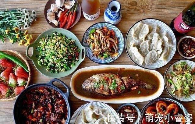 晒晒一家4口的晚餐,全是家常菜,用心搭配,家人爱吃,顿顿光盘