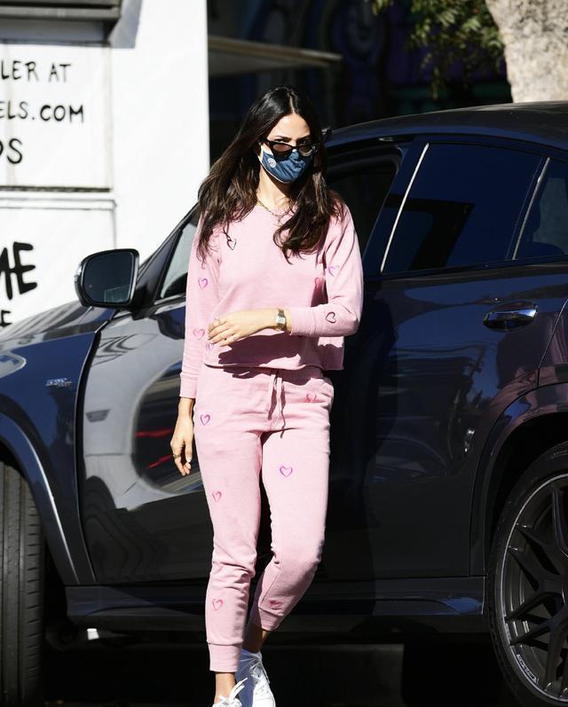 飘飘|埃扎冈萨雷斯穿粉色运动装, 长发飘飘太有健美气质, 又美又飒