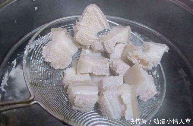 退休老厨师: 不管什么肉, 焯水时牢记这2点, 保证脏东西自己出来