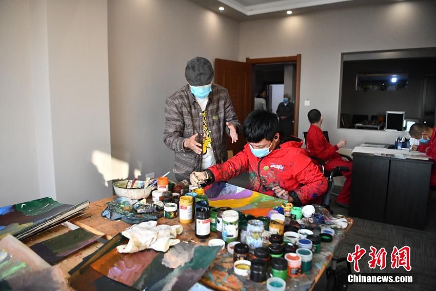 作画！长春：特殊的“画师”为残缺的人生增色