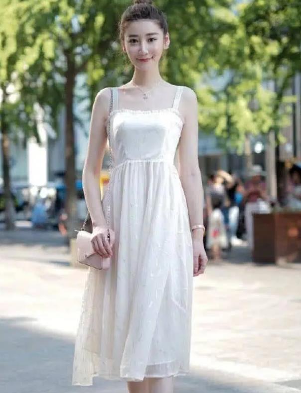 街拍:美女白色的连衣裙简洁高雅,特别美观又简练大气
