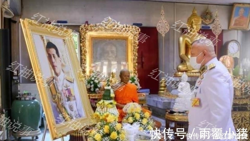 泰王@36岁诗妮娜荣归故里!参加家庭聚会坐C位,接受亲戚们匍匐跪拜