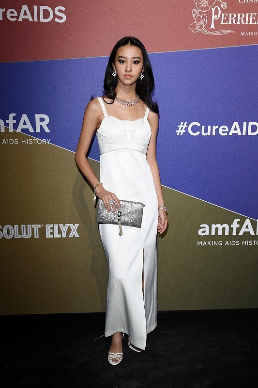 服饰|木村光希继承了爸妈的高颜值, 不过纯绿色长裙好显黑, 有点压气质