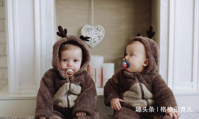 小姨|小姨与妈妈是双胞胎,两人同时要抱女儿时,女儿的反应让人笑喷了