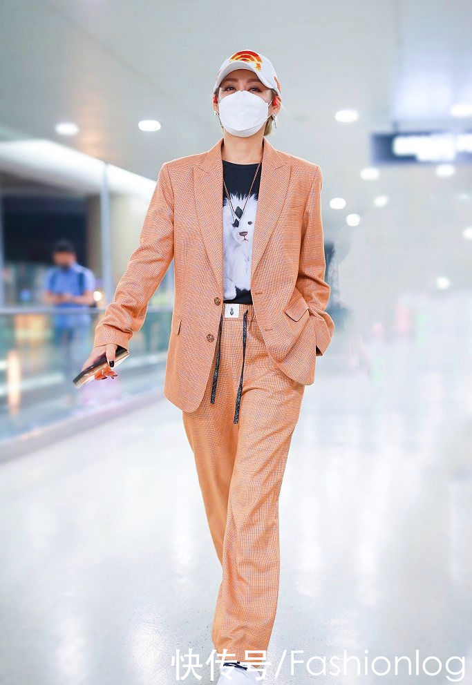 想在秋冬季做个酷girl？鸭舌帽绝对不能少，酷酷