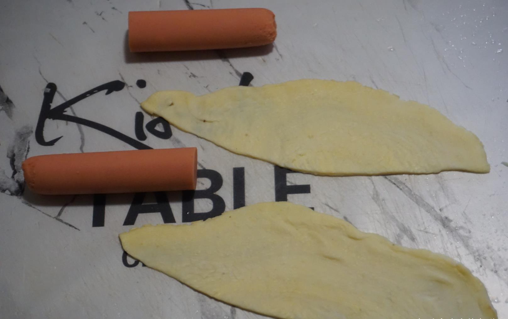 教你用蛋挞皮做酥皮香肠小面包，孩子连吃3个都不够，好做好吃