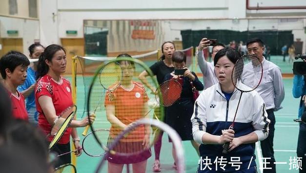 重庆大学|幸福!国羽奥运冠军李雪芮晒全家福,与老公一起亲吻宝宝超温馨