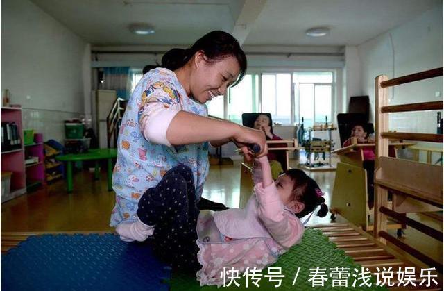 孩子|刚出生女婴被妈妈五花大绑,躺在床上不能动弹,父亲在一边抹泪