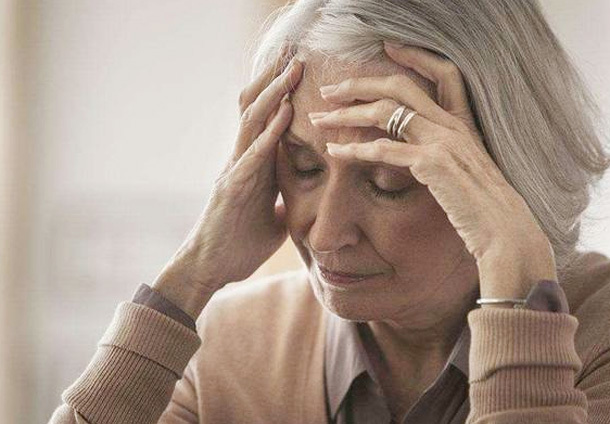 不适感|女性45岁后,睡前吃3种维生素,稳定雌激素,安度更年期更长寿